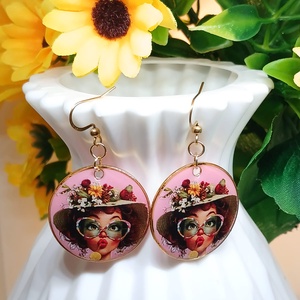 Cercei handmade Lady with a hat, Bijuterii, Cercei, Cercei din rasina, Confectionarea bijuteriilor, Adauga o pata de culoare si delicatete tinutei tale cu acesti cercei unici, realizati manual din ra..., ARTYNOS