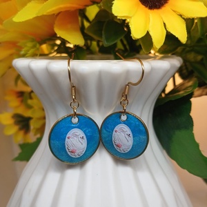 Cercei handmade lebada, Bijuterii, Cercei, Cercei din rasina, Confectionarea bijuteriilor, Adauga o pata de culoare si delicatete tinutei tale cu acesti cercei unici, realizati manual din ra..., ARTYNOS