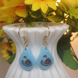 Cercei handmade lebada, Bijuterii, Cercei, Cercei din rasina, Confectionarea bijuteriilor, Adauga o pata de culoare si delicatete tinutei tale cu acesti cercei unici, realizati manual din ra..., ARTYNOS