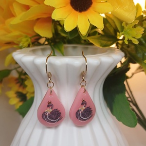 Cercei handmade lebada, Bijuterii, Cercei, Cercei din rasina, Confectionarea bijuteriilor, Adauga o pata de culoare si delicatete tinutei tale cu acesti cercei unici, realizati manual din ra..., ARTYNOS