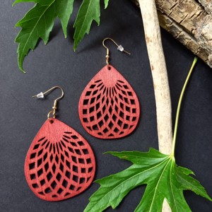 Cercei atarnatori din lemn cu model in forma de grilaj, de culoare rosu caramiziu , Bijuterii, Cercei, , Cercei atarnatori din lemn cu model, de culoare rosu caramiziu, cu accesorii de culoare aurie. 
Lun..., ARTYNOS