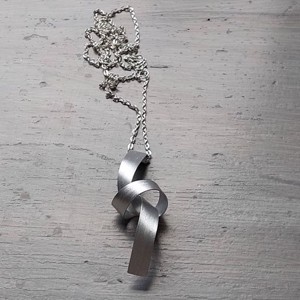 Colier cu design minimalist din aluminiu lucios și ușor -  - Artynos.ro Colier cu design minimalist din aluminiu lucios și ușor -  - Artynos.ro