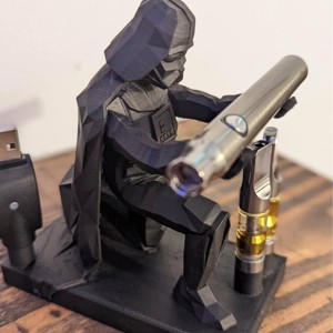 Suport pentru pixuri Darth Vader pentru birou -  - Artynos.ro