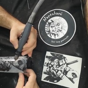 Pahar de sticlă cu model gravat manual, cu imaginea lui Deadpool  -  - Artynos.ro