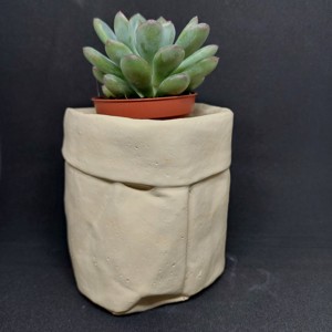 Materialul de culoare bej al ghiveciului de beton in forma de punga incretita colorata, , , ARTYNOS
