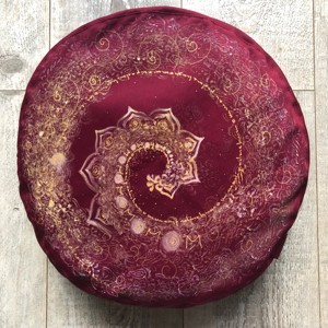 Meditație / Yoga pernă " Mantra model", Casă & Stil de viață, Textile de casă, Perne de scaun, huse, , Pernă unică pictată manual, umplută cu puf.
Dimensiune 35x10 cm.
Husa exterioară este detașabilă, l..., ARTYNOS