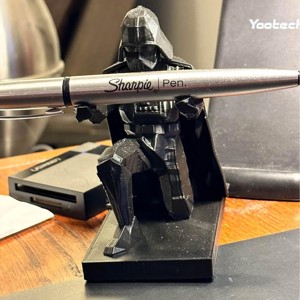 Suport pentru pixuri Darth Vader pentru birou -  - Artynos.ro