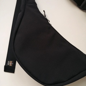 Precomandă - Geantă banană S - neagră cu inimă personalizată - geantă și husă - genți de umăr și genți de mână - geantă de umăr sling - Artynos.ro