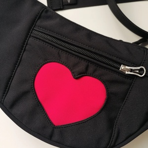 Precomandă - Geantă banană S - neagră cu inimă personalizată - geantă și husă - genți de umăr și genți de mână - geantă de umăr sling - Artynos.ro