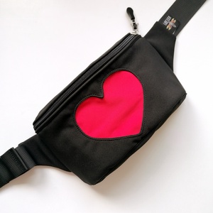 Precomanda - Borseta LIBELULA - neagra cu inima, Geanta si husa, Borsete, Cusatura, Borseta se realizeazǎ la comandǎ in 1-2 saptamani.  

Dimensiuni: ~ 20x13 cm 
Materiale: softshell,..., ARTYNOS