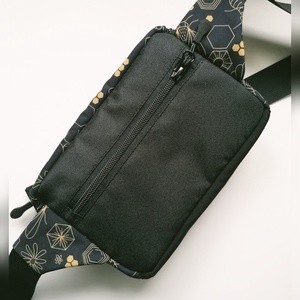 Precomandă - Borsetă clasică LIBELULA - albine - geantă și husă - borsete - Artynos.ro Precomandă - Borsetă clasică LIBELULA - albine - geantă și husă - borsete - Artynos.ro