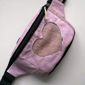 Borsetă clasică LIBELULA - roz pal cu inimă din lână fiartă - genți și portofele - borsete - Artynos.ro