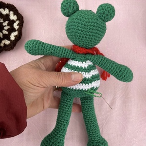 Amigurumi...broscuta crosetata - jucării și echipamente pentru copii - plușuri - păpușă croșetată, păpușă de pluș - Artynos.ro