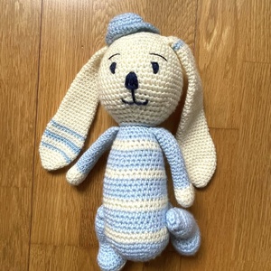 Amigurumi...catel cu palarie, jucarie crosetata - jucării și echipamente pentru copii - plușuri - câine de pluș - Artynos.ro