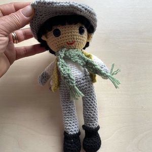 Amigurumibaiat cu sapca, jucarie crosetata - jucării și echipamente pentru copii - plușuri - păpușă croșetată, păpușă de pluș - Artynos.ro