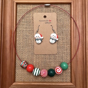 Set colier si cercei cu bile din lemn cu specific de Craciun - Artynos.ro