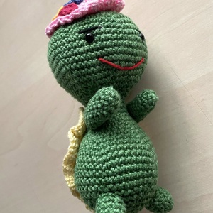 Amigurumi...broscuta cu palarie, jucarie crosetata - jucării și echipamente pentru copii - plușuri - broască de pluș - Artynos.ro