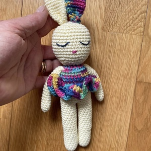 Amigurumi...iepuras cu rochita curcubeu, jucarie crosetata - jucării și echipamente pentru copii - plușuri - iepure de pluș - Artynos.ro