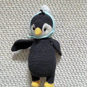 Amigurumi...pinguin cu caciulita, jucarie crosetata, Jucarii si echipamente pentru copii, Plusuri, Figurine de plus, , ARTYNOS