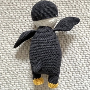 Amigurumi...pinguin cu caciulita, jucarie crosetata - jucării și echipamente pentru copii - plușuri - figurine de pluș - Artynos.ro