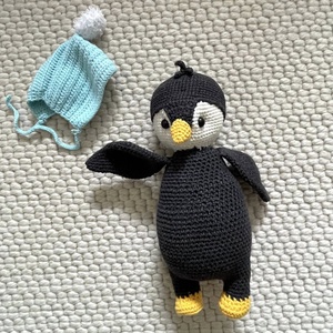 Amigurumi...pinguin cu caciulita, jucarie crosetata - jucării și echipamente pentru copii - plușuri - figurine de pluș - Artynos.ro