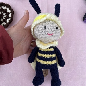 Amigurumi...albinuta harnica, jucarie crosetata - Artynos.ro