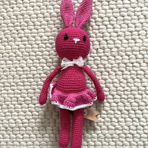 Amigurumi...iepuras rozaliu, jucarie crosetata - Artynos.ro