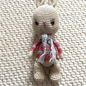 Amigurumi...iepuras cu fular gri, jucarie crosetata - Artynos.ro