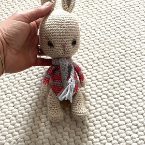 Amigurumi...iepuras cu fular gri, jucarie crosetata - jucării și echipamente pentru copii - plușuri - iepure de pluș - Artynos.ro