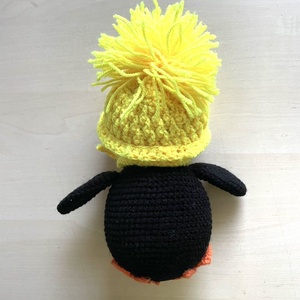 Amigurumi...pinguin cu caciula galbena, jucarie crosetata - jucării și echipamente pentru copii - plușuri - figurine de pluș - Artynos.ro
