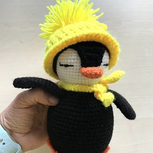 Amigurumi...pinguin cu caciula galbena, jucarie crosetata - jucării și echipamente pentru copii - plușuri - figurine de pluș - Artynos.ro