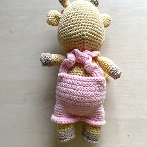 Amigurumi...vacuta cu pantaloni roz, jucarie crosetata - jucării și echipamente pentru copii - plușuri - figurine de pluș - Artynos.ro