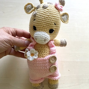 Amigurumi...vacuta cu pantaloni roz, jucarie crosetata - jucării și echipamente pentru copii - plușuri - figurine de pluș - Artynos.ro