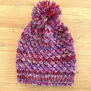 Caciula tricotata manual, rosu-roz, marime copil - Artynos.ro