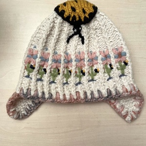 Caciula tricotata manual, cu buburuza - Artynos.ro