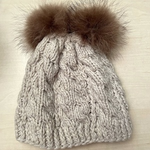 Caciula tricotata, bej cu ciucuri din blanita naturala - Artynos.ro