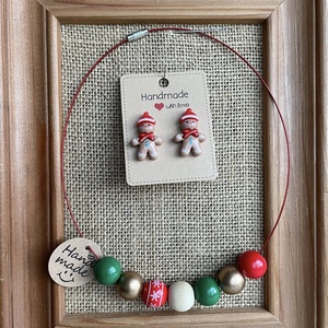 Set colier cu bile din lemn si cercei din rasina - Artynos.ro