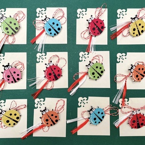 Martisor buburuza, brosa din lemn - Artynos.ro