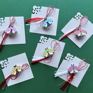 Martisor buburuza, brosa din lemn - Artynos.ro