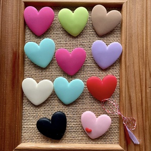 Martisor inimioara, brosa din rasina - bijuterii - mărțișor - Artynos.ro