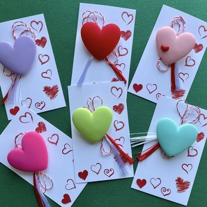 Martisor inimioara, brosa din rasina - Artynos.ro