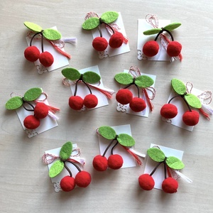 Martisor brosa cirese - Artynos.ro