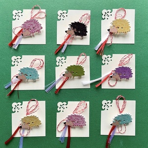 Martisor brosa lemn arici - Artynos.ro