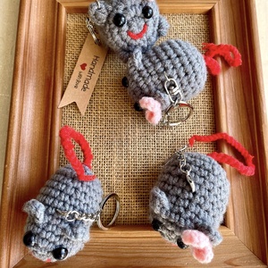Hamsteri crosetati...breloc, Genti si portofele, Accesorii genti, Breloc, , Un cadou vesel pentru mici si mari!
Produs handmade, crosetat manual.
Marime 5 cm
Pretul este pentr..., ARTYNOS