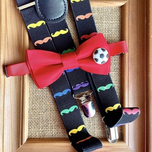 Set pentru copii, papion rosu cu mingie de fotbal si bretele cu mustati - Artynos.ro