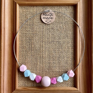 Colier cu bile din lemn, roz - Artynos.ro