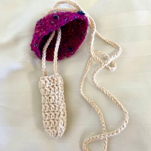 Ciupercuta siclam crosetata...mini-poseta - genți și portofele - accesorii genți - breloc - Artynos.ro