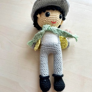 Amigurumibaiat cu sapca, jucarie crosetata - Artynos.ro