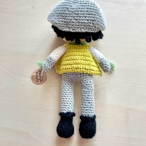 Amigurumibaiat cu sapca, jucarie crosetata - jucării și echipamente pentru copii - plușuri - păpușă croșetată, păpușă de pluș - Artynos.ro