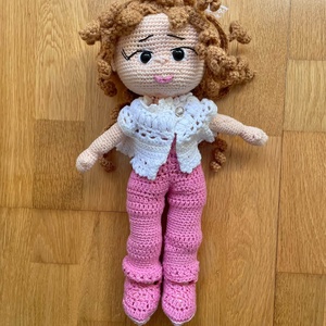 Amigurumi...fetita cu pantaloni roz! Jucarie crosetata - Artynos.ro